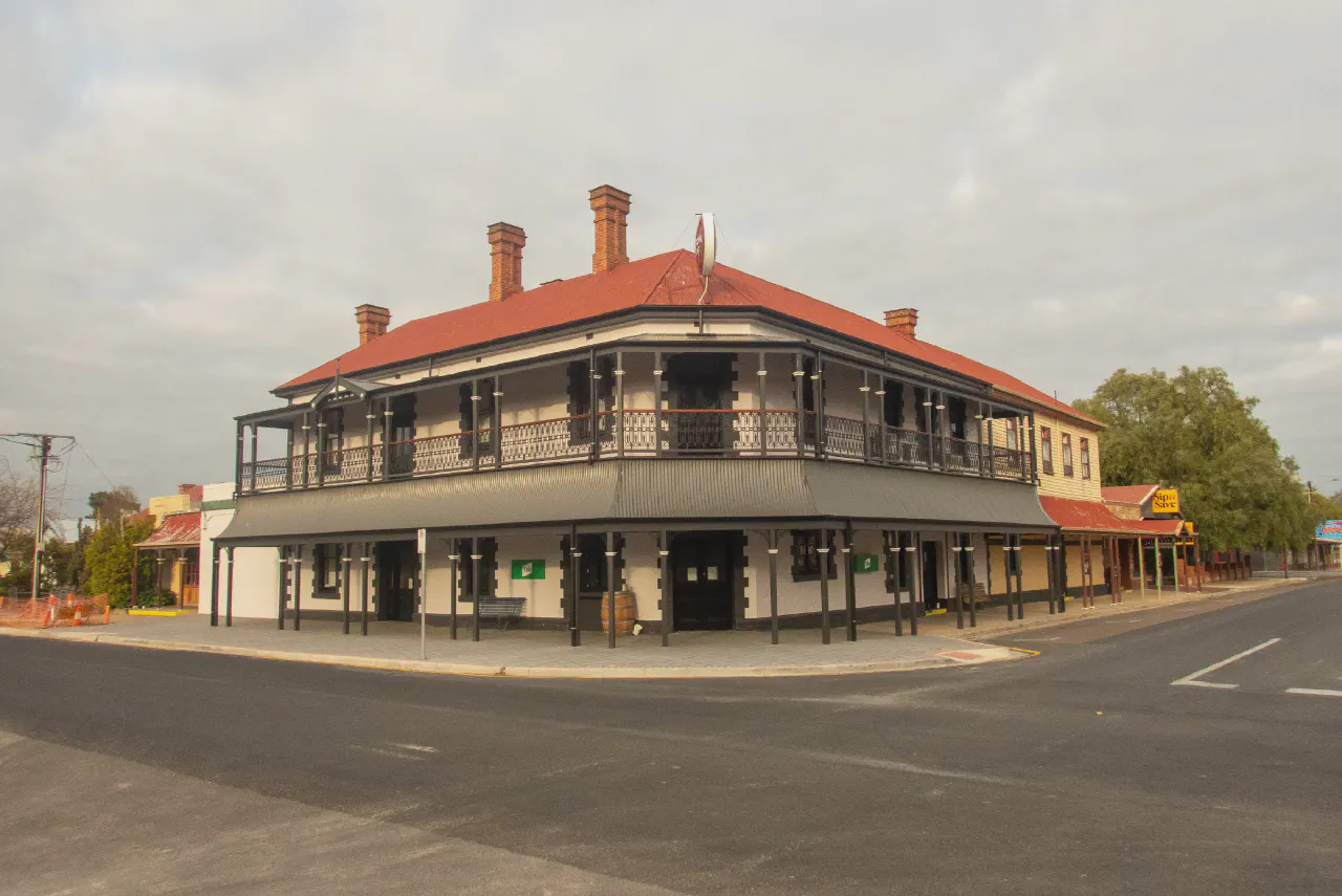 The great Bordertown Hotel